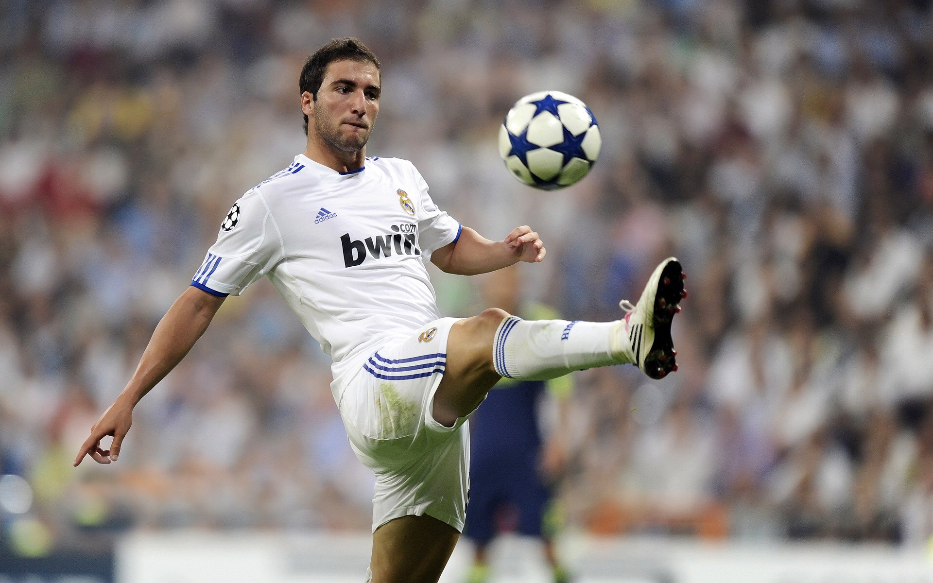 爱游戏体育-史上最“炫酷”的犀利三分：库里在总冠军赛中单场投中七个三分！